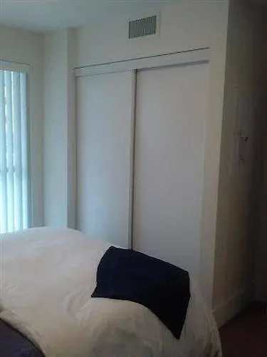 E.S.I Furnished Suites At Fly Condos تورونتو شقة